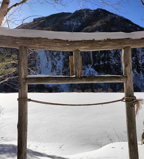 米子不動寺の奥ノ院に立つ鳥居