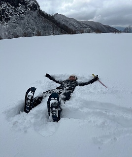 米子不動滝のスノーシューハイキングツアーの途中で雪に埋もれる参加者