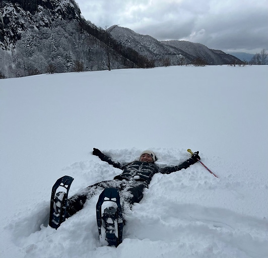 米子不動滝のスノーシューハイキングツアーの途中で雪に埋もれる参加者