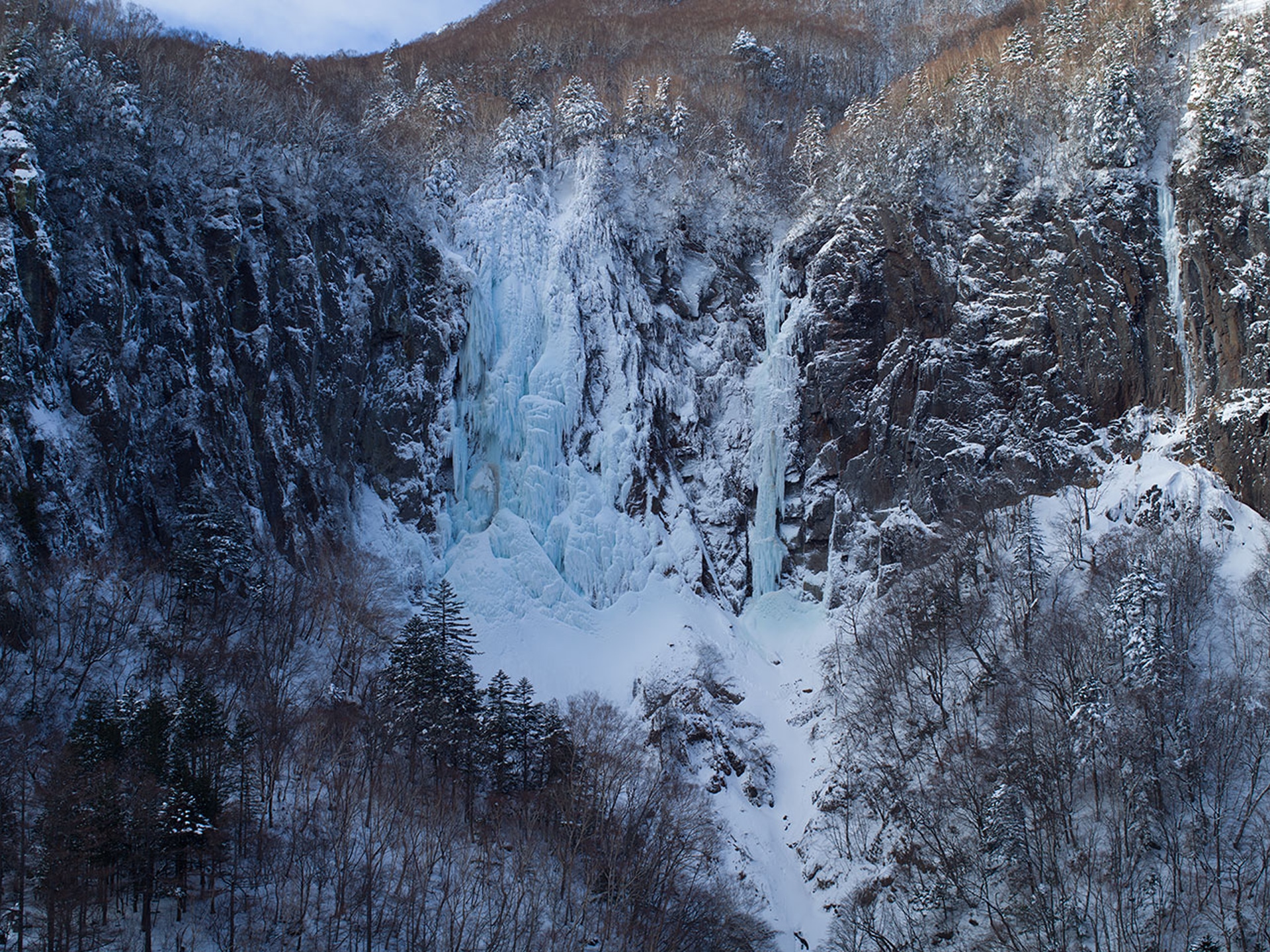 落差100mにもなる完全結氷した不動滝