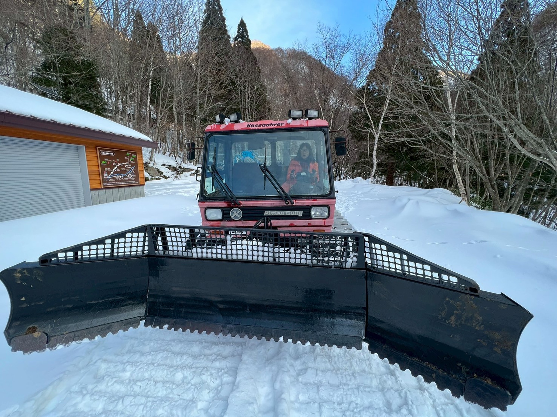 米子不動滝スノーシューハイキングツアーで利用する雪上車