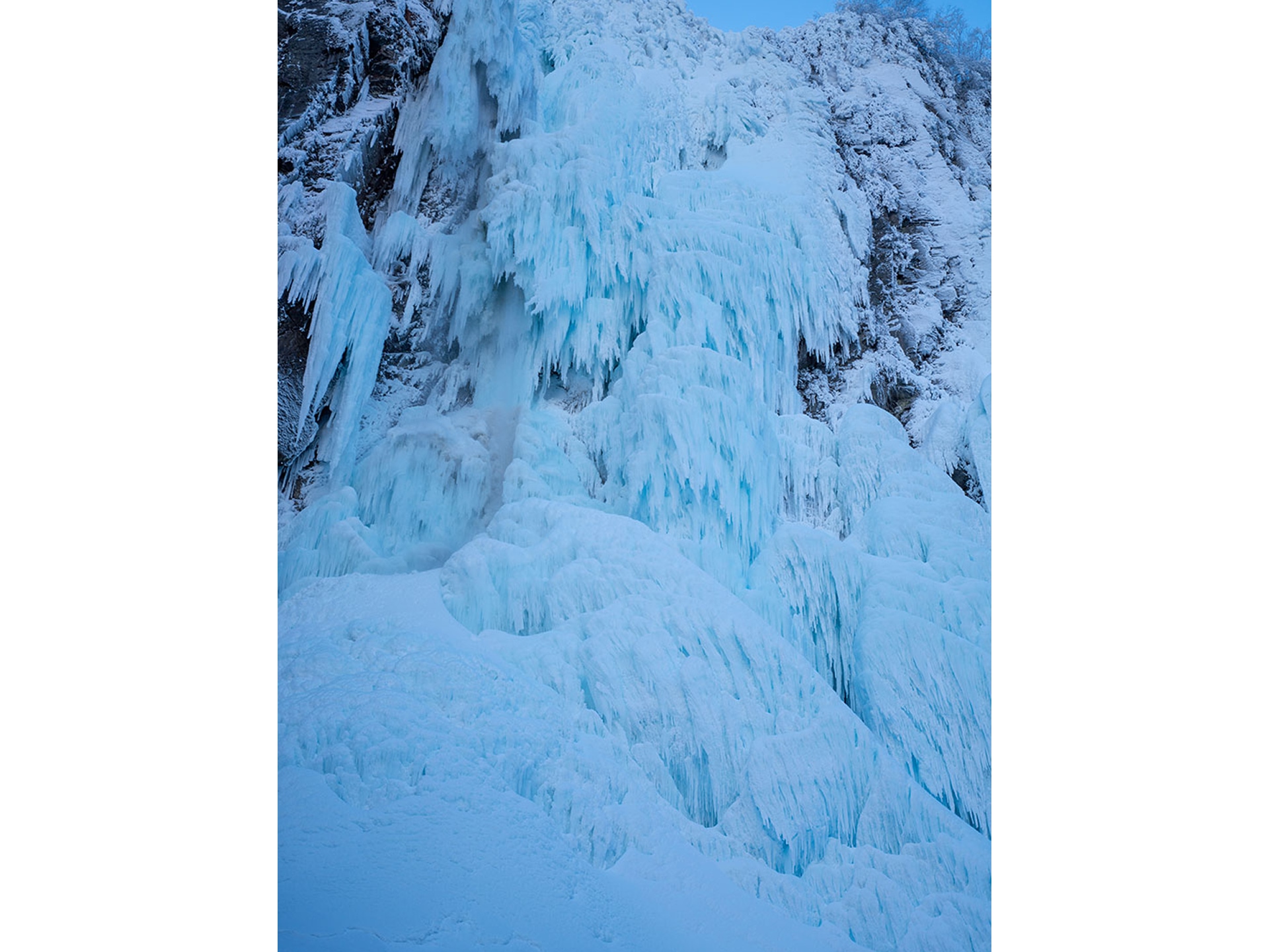間近でみると迫力のある結氷した不動滝