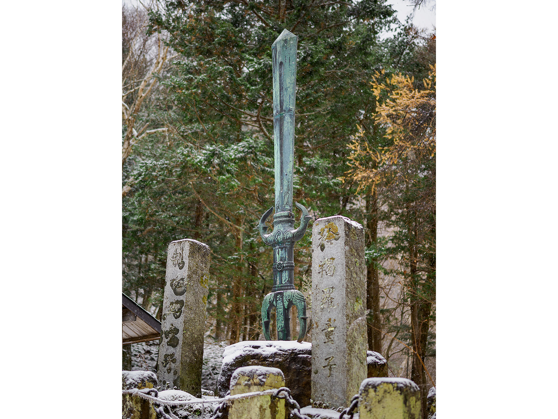 米子不動寺 奥ノ院付近に設置された五鈷杵の形をした金剛杵塔（こんごうしょとう）